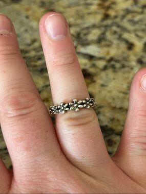 NEW Silver Plated Floral Band Ring